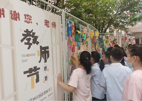 五年级同学绘制我爱我师主题手抄报六年级同学献上心中最美的老师