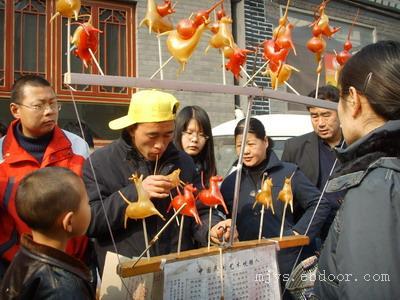 民间艺术吹糖人手抄报 艺术节手抄报