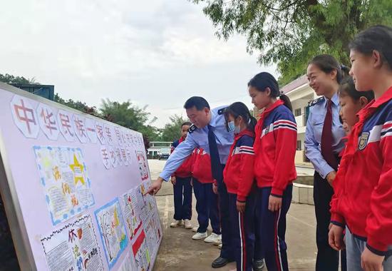 税务干部在广西河池市宜州区北牙瑶族乡保卫小学通过手抄报等活动宣传