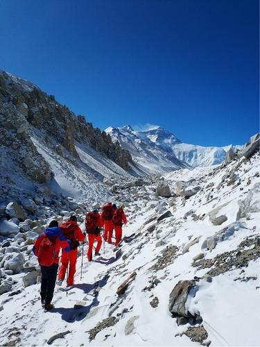 中国登山队在登珠峰手抄报 中国手抄报