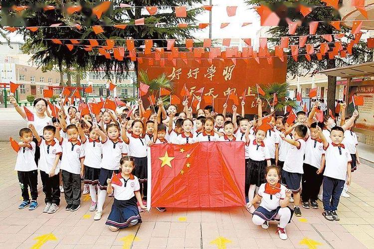 五星红旗飘起来55名小学生绘制手抄报祝福祖国