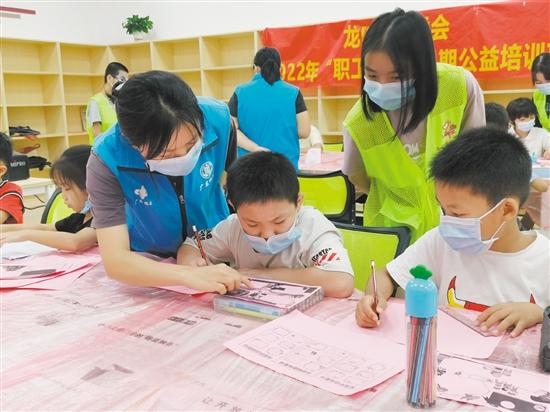 72在社工和志愿者的引导下学生们用心创作手抄报.