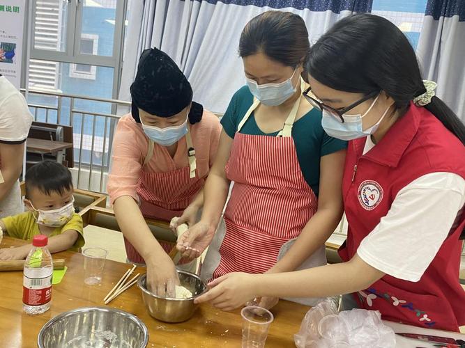 手抄报画祝福长寿面送关怀宝龙街道学史力行迎建党百年