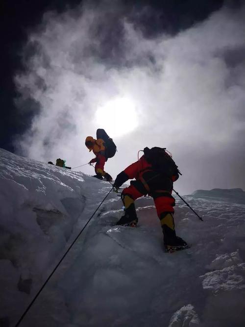 中国登山队登顶珠穆朗玛峰手抄报 中国手抄报